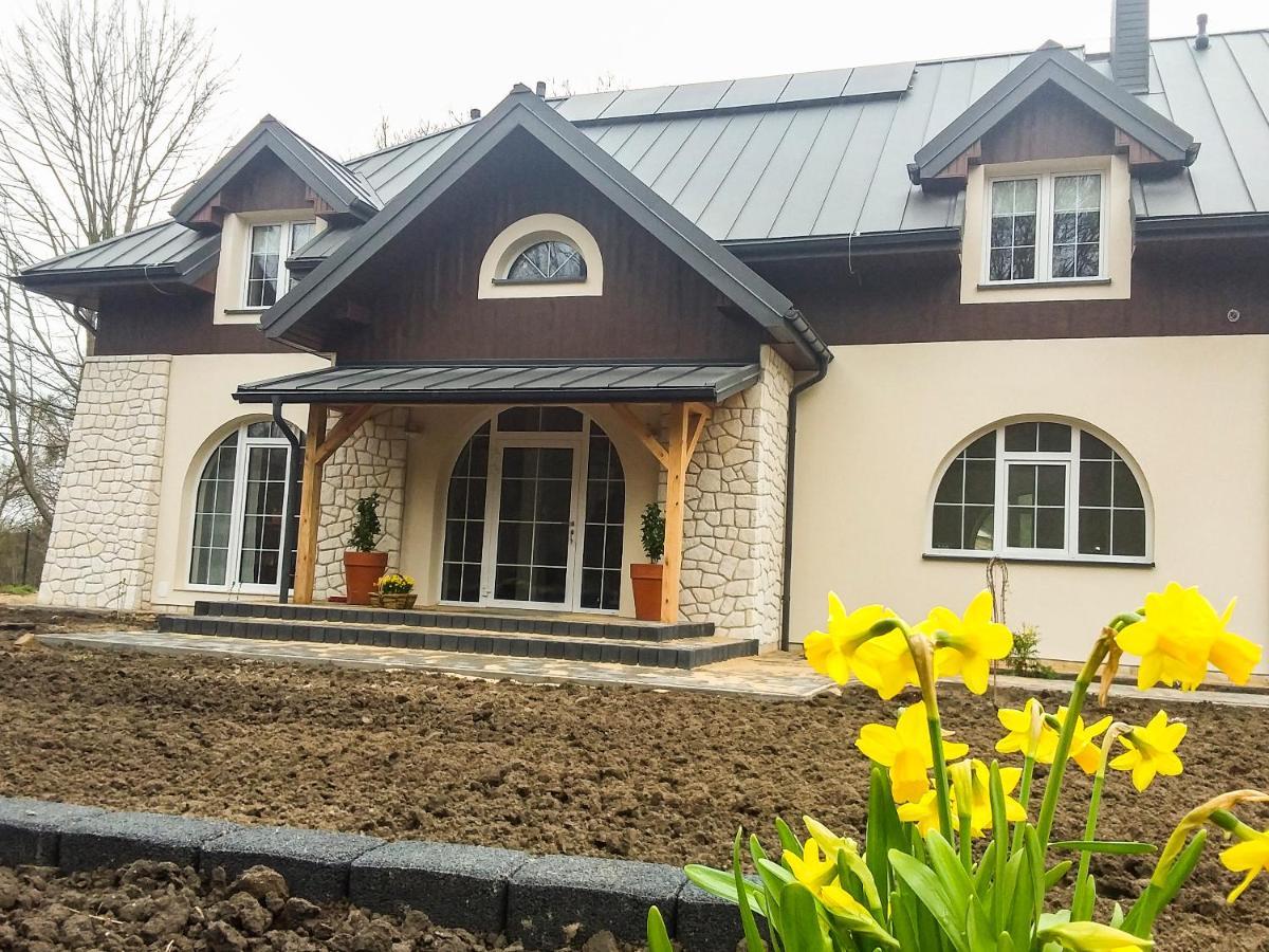 Dworek Akacja Uslugi Hotelarskie Janowiec Esterno foto