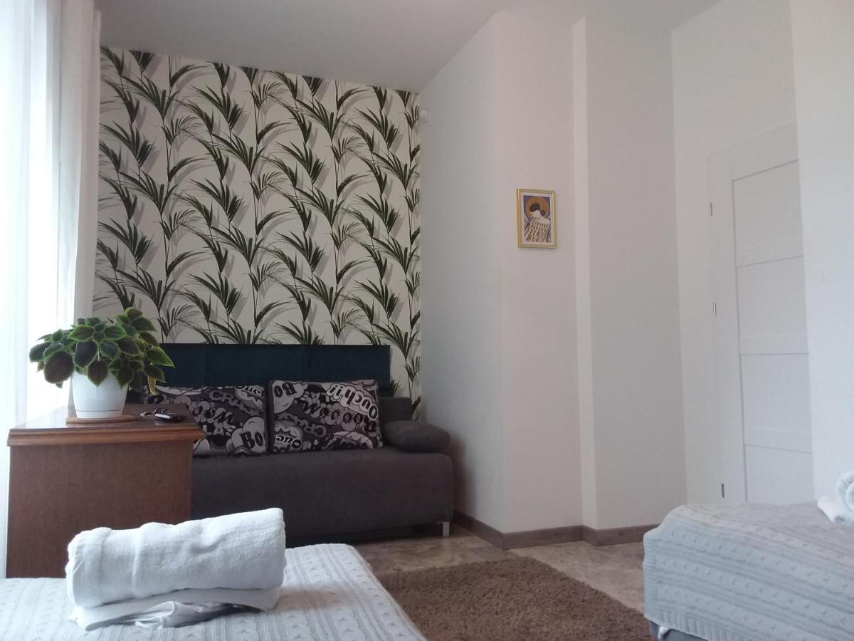 Dworek Akacja Uslugi Hotelarskie Janowiec Esterno foto