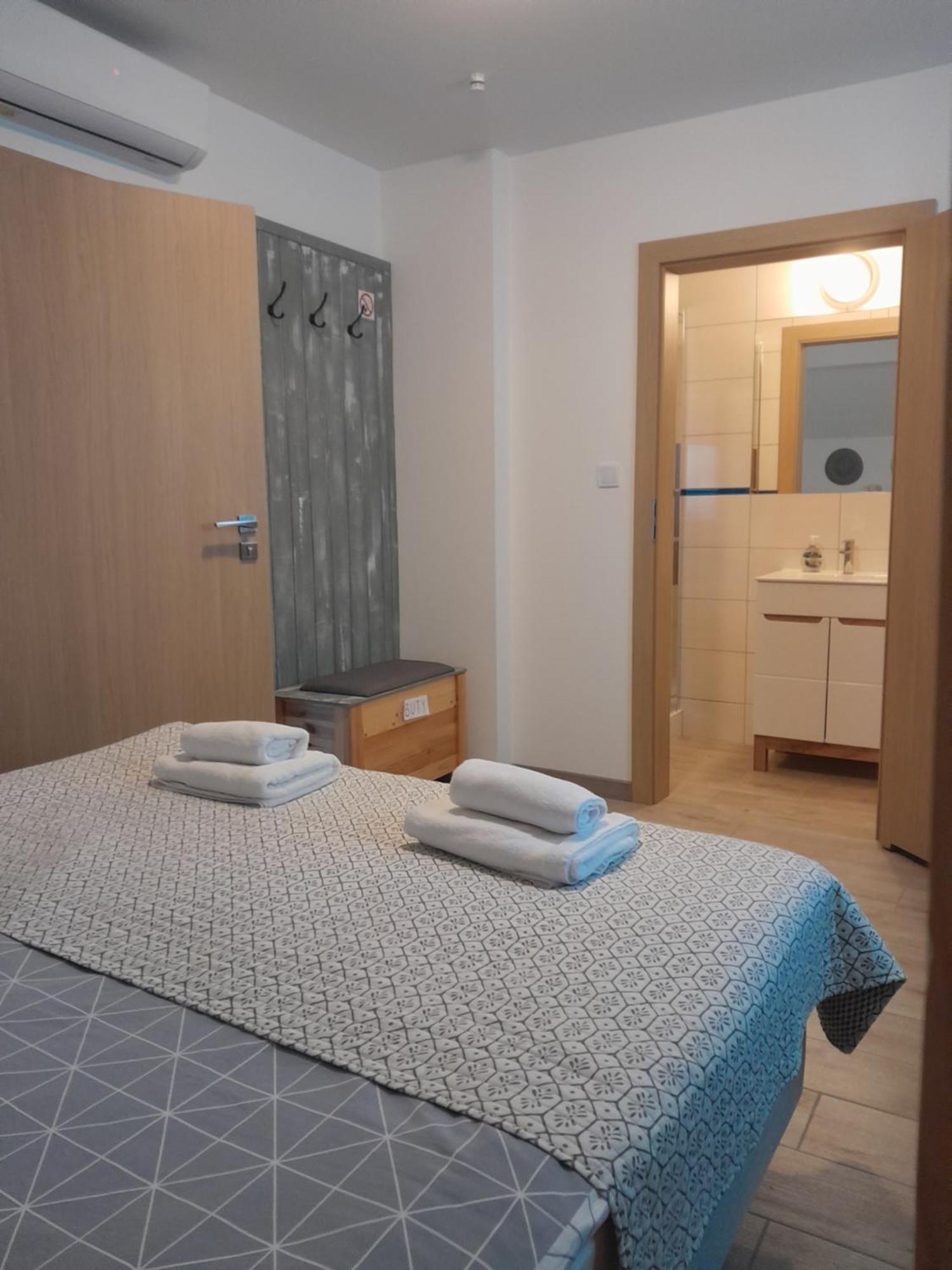 Dworek Akacja Uslugi Hotelarskie Janowiec Esterno foto